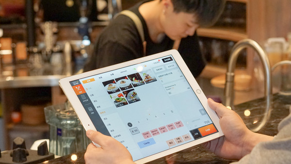 ▲鴻海、王品轉投資「肚肚」力挺餐飲業　贊助千台iPad打造智慧整合POS 。（圖／肚肚提供）