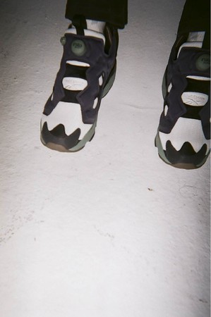 ▲Reebok Pump Fury OG鞋身以90年代最受歡迎的飽和撞色展現當時的復古潮流，大膽的檸檬黃與正紅色的配色搶盡目光經典重生。（圖／品牌提供）