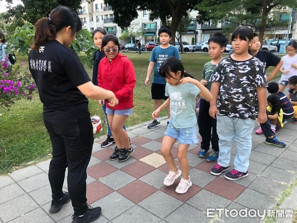 ▲嘉南藥理大學運動管理系與「社團法人台南市以恩關懷協會」合作，針對弱勢的國高中生兒少提供為期半年的「大手牽小手一起運動去」之運動指導課程。（圖／記者林悅翻攝，下同）