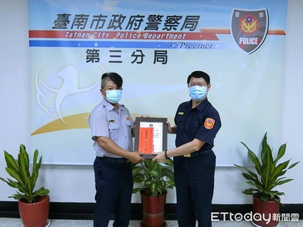 ▲義警張文鎰熱心公益，協助維護治安，義行可風，台南市警三分局長許坤田，公開表揚，以表彰其急公好義義舉。（圖／記者林悅翻攝，下同）