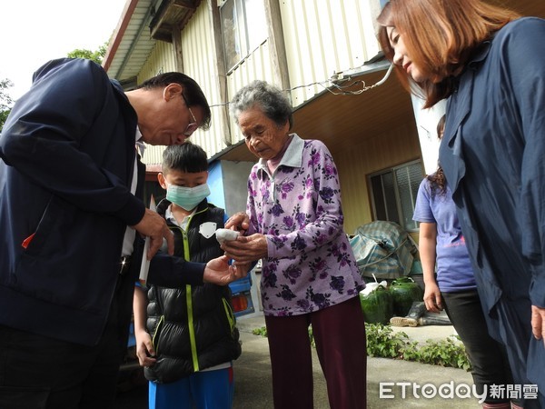 ▲▼南投縣長林明溱日前慰問，苦命孝順斷指徐姓國中生，不捨哽咽淚水盈眶。徐家個案引熱烈回響捐款後，縣長指示教育處類似個案造冊列管追蹤，研議經常性救助方案。（圖／南投縣政府提供）