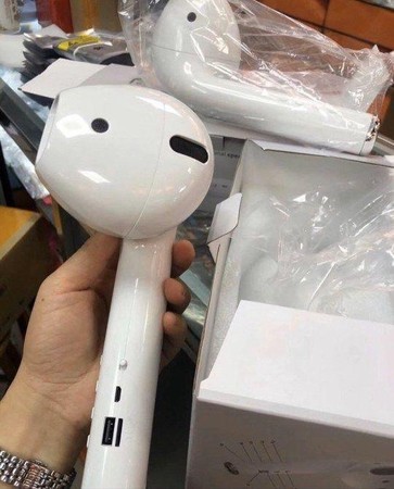 杜拜一名女子網購AirPods，開箱一看讓瞬間傻眼。（圖／翻攝自推特）