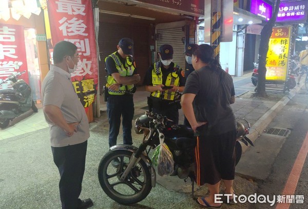 ▲桃園警分局11日深夜在轄區取締改裝噪音車輛，分局長黃炳訓（右）帶隊稽查。（圖／記者沈繼昌翻攝）