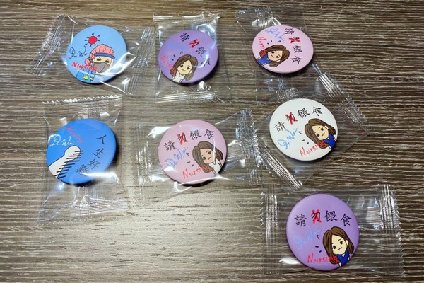 ▲▼童綜合醫院急診部主任魏智偉自製胸針送給每一位護理師。（圖／魏智偉提供）
