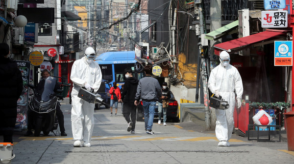 ▲▼ 南韓首爾梨泰院爆發群聚感染後，防疫人員身穿防護裝備前往周邊社區消毒。（圖／路透）