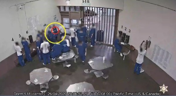 為了提早出獄！30囚犯共用1個杯子喝水　還聞用過口罩想要染病。（圖／翻攝自Twitter／LA County Sheriffs）