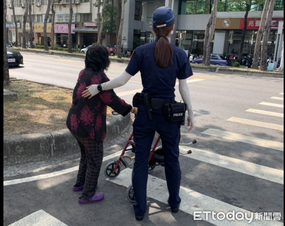 ▲保五總隊女警蔡宜瑾被民眾拍下為民服務的畫面，被稱讚為「阿嬤最美的第七條腿」             。（圖／民眾提供）