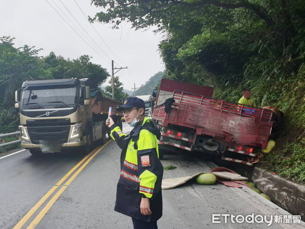 ▲▼一輛北上的西瓜大貨車在舊蘇花公路車輪掉入水溝，警交管150分鐘助徒手搬運接駁西瓜。（圖／記者游芳男翻攝，下同）