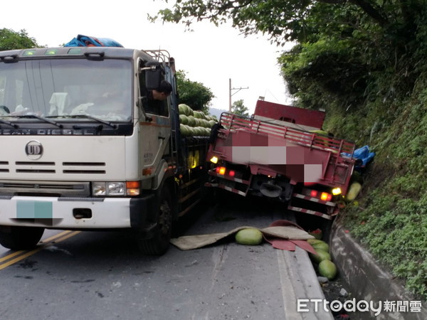 ▲▼一輛北上的西瓜大貨車在舊蘇花公路車輪掉入水溝，警交管150分鐘助徒手搬運接駁西瓜。（圖／記者游芳男翻攝，下同）