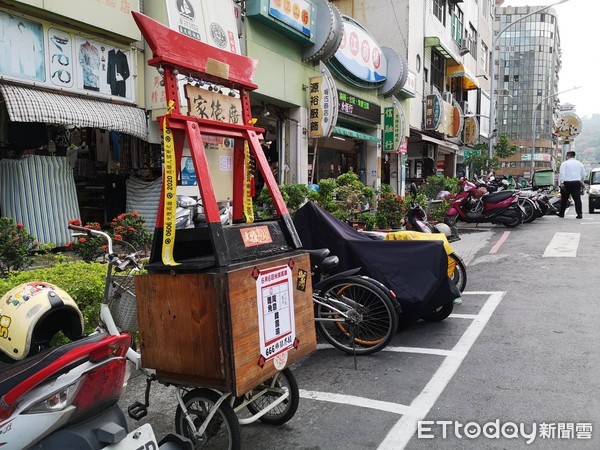 ▲廣德家攤車停放在停格內遭到民眾檢舉。（圖／記者吳奕靖攝）