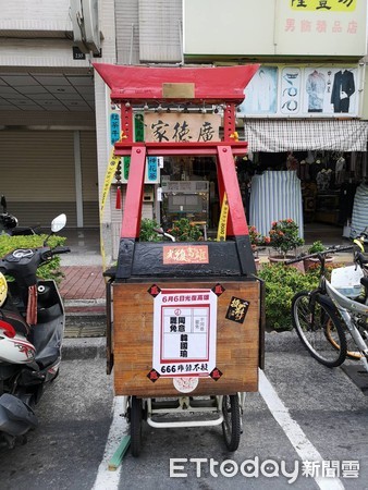 ▲廣德家攤車停放在停格內遭到民眾檢舉。（圖／記者吳奕靖攝）