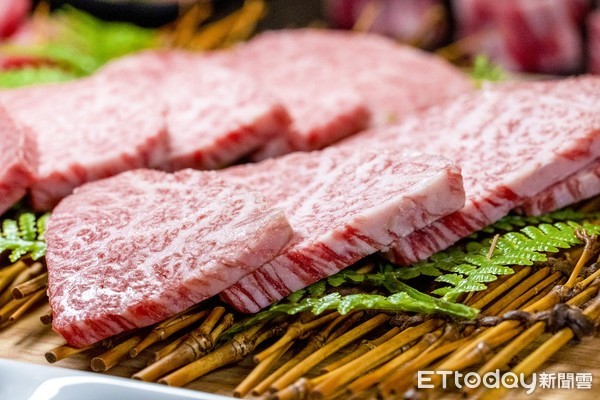 ▲身分證有520或帶「佳玲」用餐　哞哞屋送日本A5厚切和牛。（圖／馬辣集團提供）