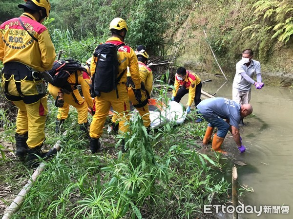 ▲台南市警新化分局警方等人，在山坡下溪邊找到老婦人，惟已不幸身亡。（圖／記者林悅翻攝，下同）