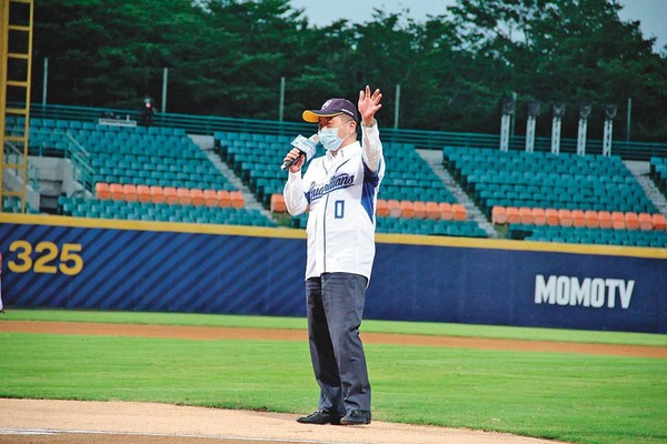 衛福部長陳時中宣布酒店有條件復業，還前往職棒球場致詞。（翻攝中華職棒臉書）