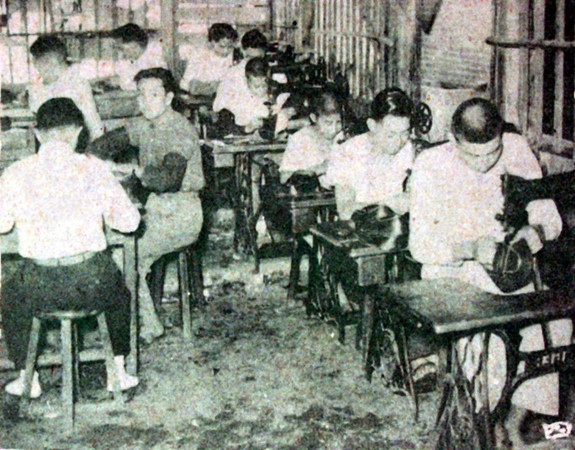 台灣製鞋產業七○年代發跡於中部縣市，圖為當年一家製鞋工廠，員工手工製鞋的實況。（圖／報系資料庫）