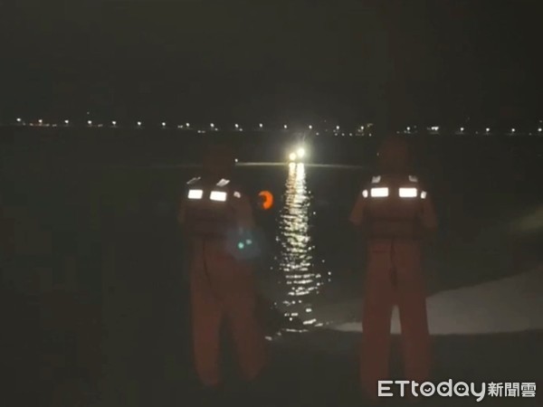 ▲海巡人員以大型緊急救生照明燈探照河川口處搜尋。（圖／第一三岸巡隊提供，下同）