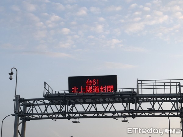 ▲▼      鳳鼻隧道超高車誤闖       。（圖／記者陳凱力翻攝）