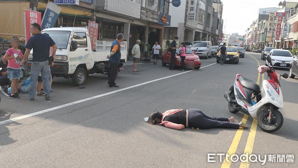 ▲王姓婦人騎車載3名子女上學，不慎撞上要迴轉車的小客車，媽媽當場倒地不起，小朋友則在路邊嚎啕大哭。（圖／記者黃孟珍翻攝，下同）