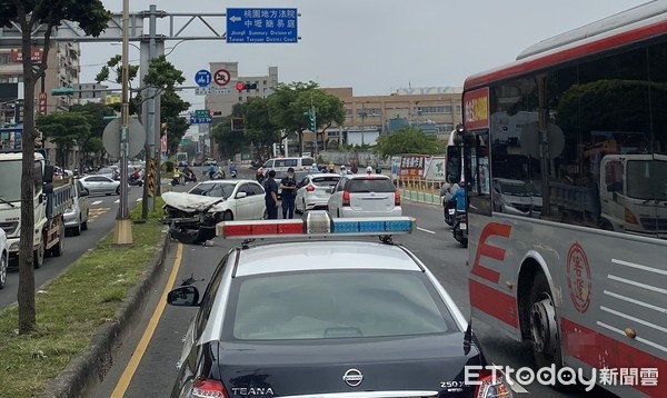 ▲一輛白色自小客車11日中午疑似車速過快撞上路旁國光客運，警方到場處理時，車上3人已棄車逃逸。（圖／記者沈繼昌翻攝）