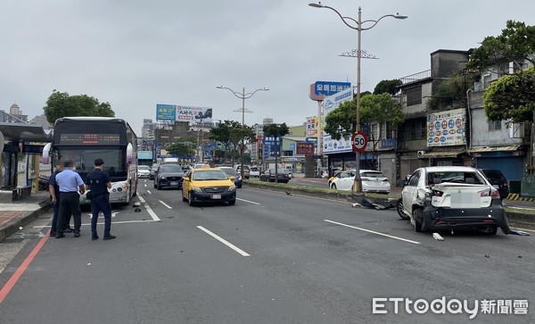 ▲一輛白色自小客車11日疑似車速過快撞上國光客運，現場一片凌亂。（圖／記者沈繼昌翻攝）