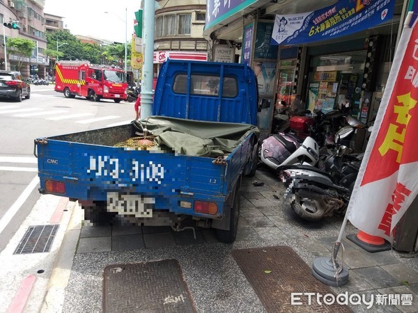 ▲▼小貨車司機暈眩自撞衝上人行道，撞翻10部機車             。（圖／記者陳以昇攝）