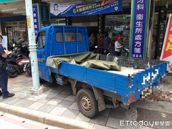 ▲▼小貨車司機暈眩自撞衝上人行道，撞翻10部機車             。（圖／記者陳以昇攝）