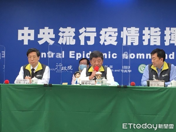 ▲▼小朋友寄卡片、公仔給陳時中，陳時中在記者會上唸出卡片內容。（圖／記者洪巧藍攝）