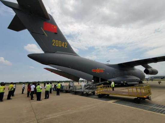 ▲▼中國解放軍運-20運輸機載運醫療物資給斯里蘭卡軍方。（圖／記者陳政錄攝）
