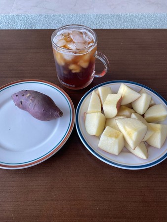 ▲吃不完一顆「地瓜+蘋果」　EXO伯賢早餐公開。（圖／翻攝自推特）