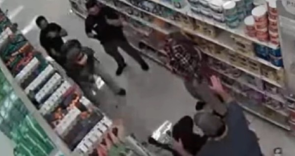 逛超市不戴口罩...2惡男和4保全打起混戰　1保全手臂慘被扭斷。（圖／翻攝自YouTube／Los Angeles Police Department）