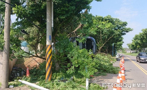 ▲桃園市姚姓男子13日凌晨開車載2名友人在虎頭山區疑似車速過快撞上路樹，現場一片狼藉。（圖／記者沈繼昌翻攝）