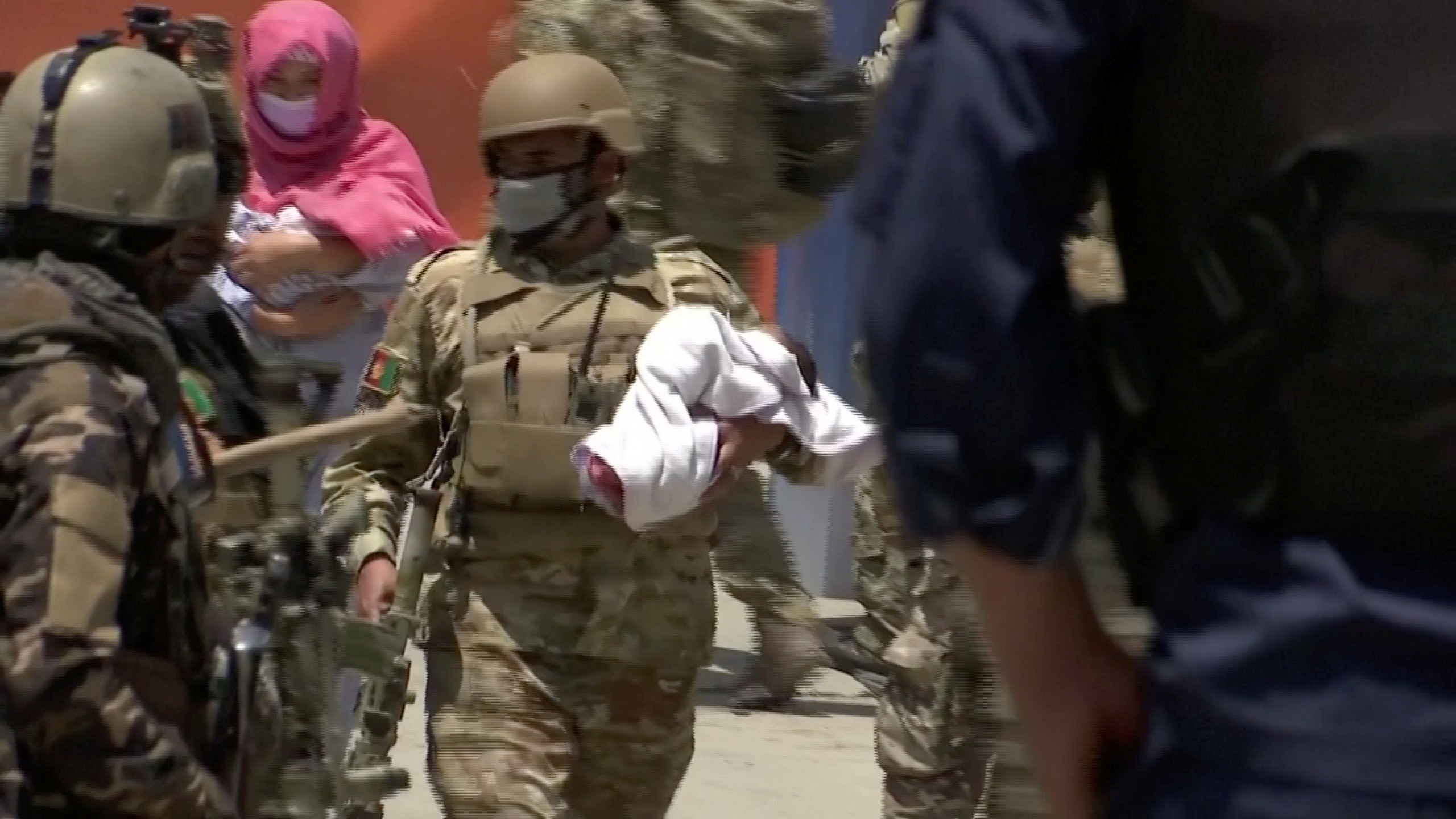 ▲▼阿富汗數名槍手闖入醫院，扔手榴彈再瘋狂掃射「無差別攻擊」，造成24人死亡，包括2名新生兒。（圖／路透）