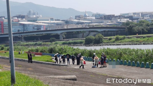 ▲台北市民權大橋基隆河6號水門河濱公園14日出現一具浮屍。（圖／記者黃彥傑攝）