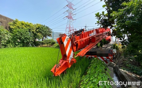 ▲桃園市蘆竹區14日上午一輛起重機疑似剎車失靈撞倒路口交通標誌後再衝至農田才停住。（圖／記者沈繼昌翻攝）