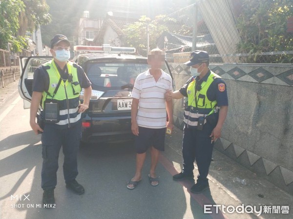 ▲ 陳男醉酒神情恍惚一直無法清楚說出自己的住處，最後在員警細心詢問下，才順利協助陳男返家。（圖／鳯林分局提供，下同）