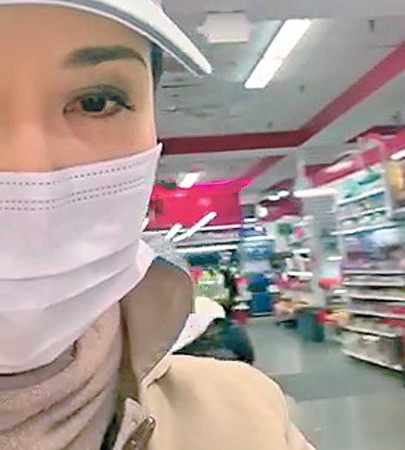 疫情期間，「香港超級市場」老闆娘葉玉卿，戴著口罩的在店內忙進忙出。（圖／翻攝自東網）