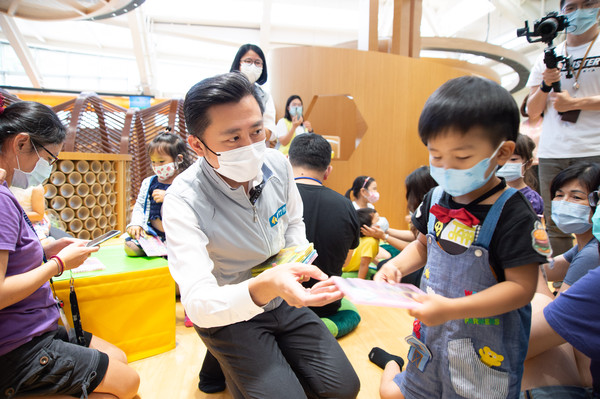 ▲新竹市長林智堅赴香山區親子館視察防疫措施。（圖／新竹市政府提供）