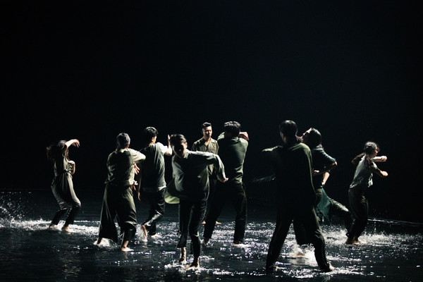 ▲▼ 瘦子和10位舞者在水中舞蹈拍攝MV。（圖／本色音樂提供）