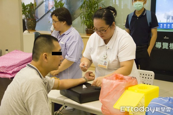 ▲李斯凱醫師表示，C型肝炎可透過抽血檢查發現，因此建議民眾可接受檢查確認是否為C肝帶。（圖／記者黃孟珍翻攝）