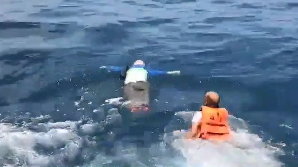 ▲▼一男子14日在龜山島賞鯨時竟跳海，被賞鯨船人員緊急救起送醫。（圖／東北角風管處供，下同）