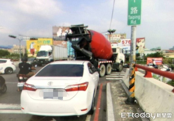 ▲台中太平橋車禍（圖／民眾提供）