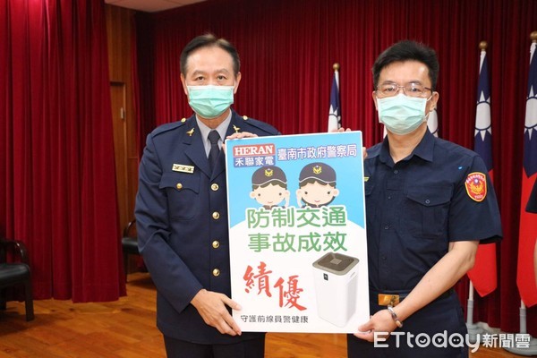 ▲台南市警局長周幼偉，頒贈空氣清淨機，表揚防疫期間辦理治安、交通工作相關績優單位，勉勵員警辛勞與維護健康。（圖／記者林悅翻攝，下同）