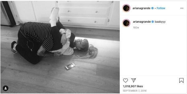 亞莉安娜跟前男友麥克米勒，在2016年一起宣示交往的合照。（翻攝自Ariana Grande官方Instagram）