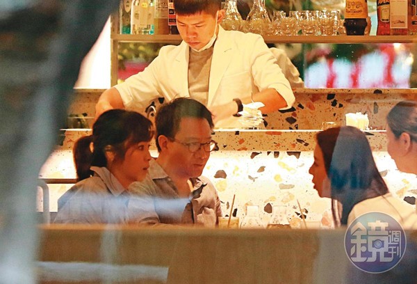 5/6 13:30侯佩岑（左1）與陶喆之妻江佩蓉（右1）在台北東區的蔬食餐廳聚會。