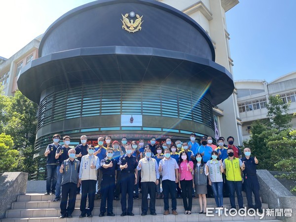 ▲台南市長黃偉哲親至新化警分局，為岡林、礁坑守望相助隊隊員及義警，尋獲墜溪老婦遺體及分局瓦解非法槍毒集團的表現，頒獎勗勉。（圖／記者林悅翻攝，下同）