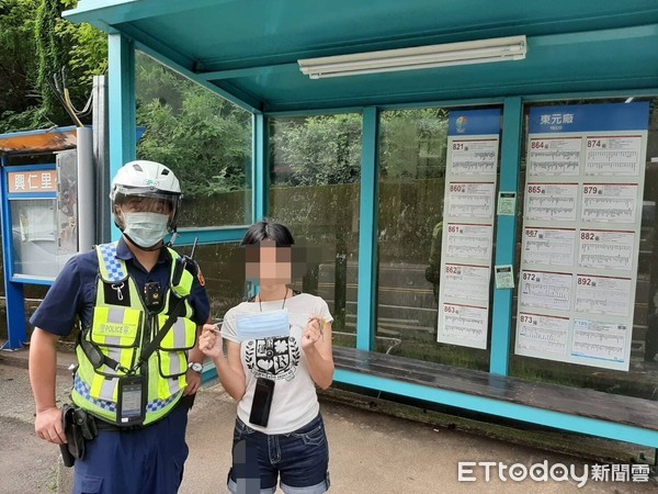 ▲▼黃女未戴口罩上不了公車得走9公里返家，員警趕緊送上口罩解圍。（圖／記者陳豐德翻攝）