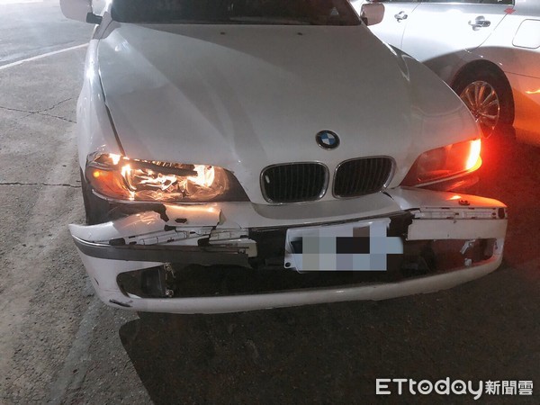 ▲▼BMW轎車拖吊時螃蟹夾脫勾，一秒被扯斷保險桿。（圖／記者陳豐德翻攝）