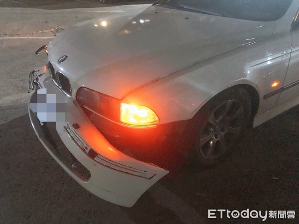 ▲▼BMW轎車拖吊時螃蟹夾脫勾，一秒被扯斷保險桿。（圖／記者陳豐德翻攝）