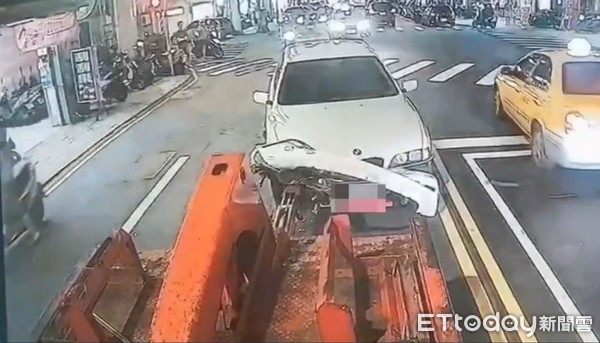▲▼BMW轎車拖吊時螃蟹夾脫勾，一秒被扯斷保險桿。（圖／記者陳豐德翻攝）