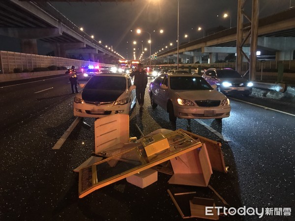 ▲▼國道貨車載運娃娃機沒有綑綁牢固，其中2台半途掉落波及4車。（圖／記者陳豐德翻攝）